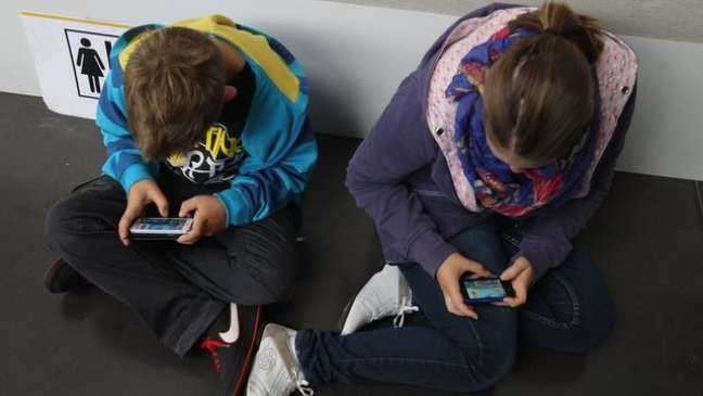 Segundo especialistas, o uso excessivo do celular poderia ser especialmente nocivo para crianças