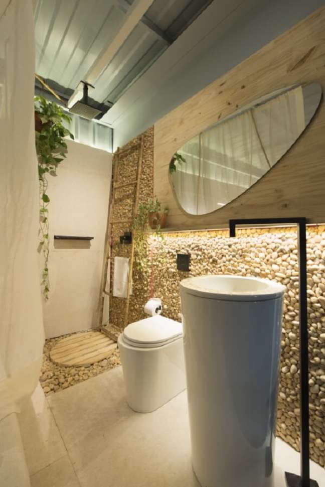 30. Banheiro com chuveiro de teto moderno – Foto Brenda Rolim