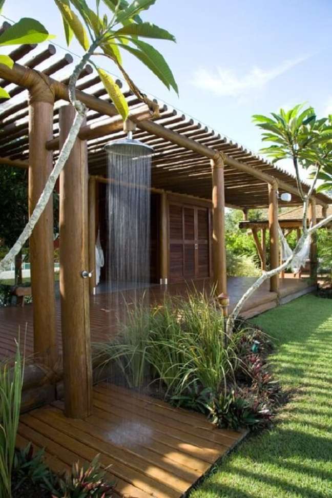 29. Varanda com pergolado de bambu e cantinho com chuveiro externo – Foto Amalia