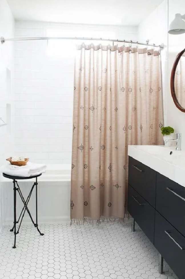 9. A cortina para box de banheiro pode ser feita em diferentes materiais. Fonte: Grey Bathroom