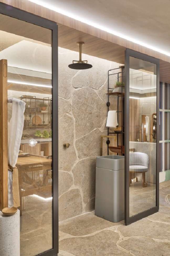 13. Banheiro com tipos de chuveiro de teto super modernos – Foto Tres Arquitetura