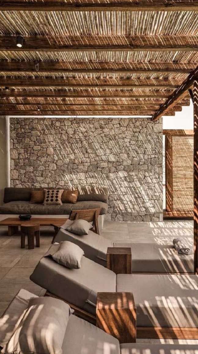 35. Área com pergolado de bambu e estrutura de madeira – Foto Casa Tres Chic