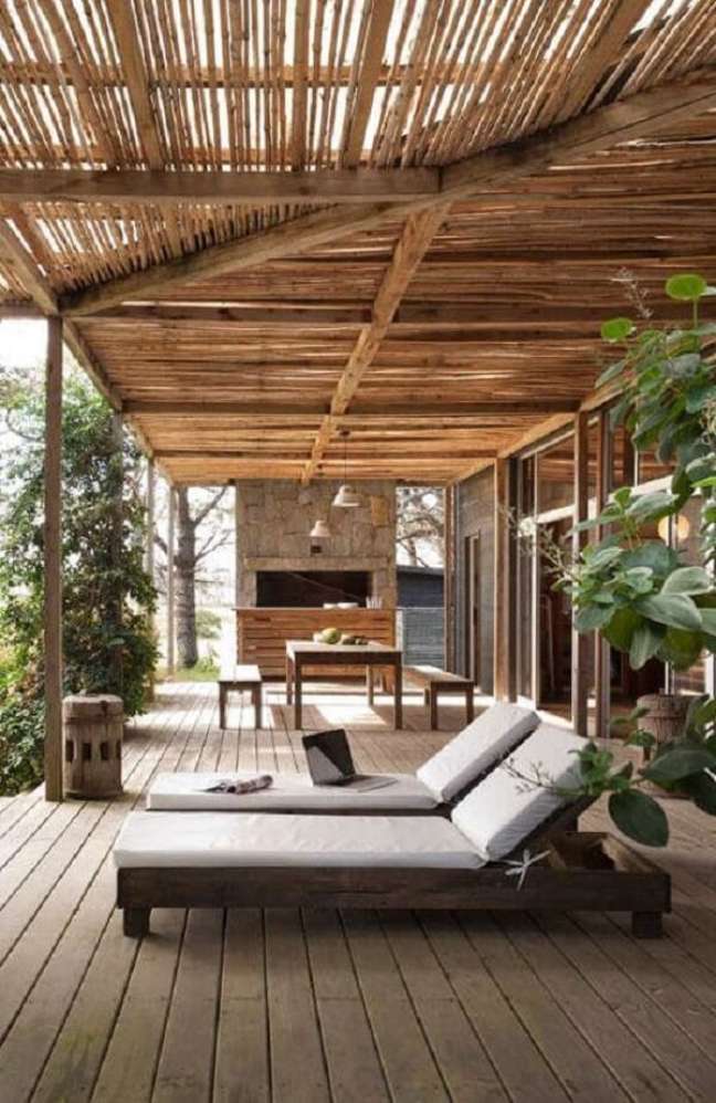 63. Pergolado de bambu na área externa de casa – Foto Oh My Design