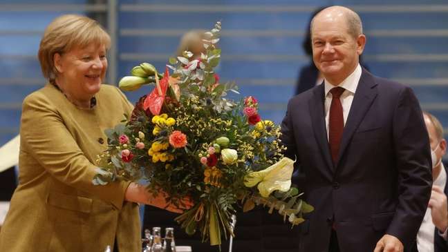 O vice-chanceler (à direita) fez parte do governo Merkel por quase três anos