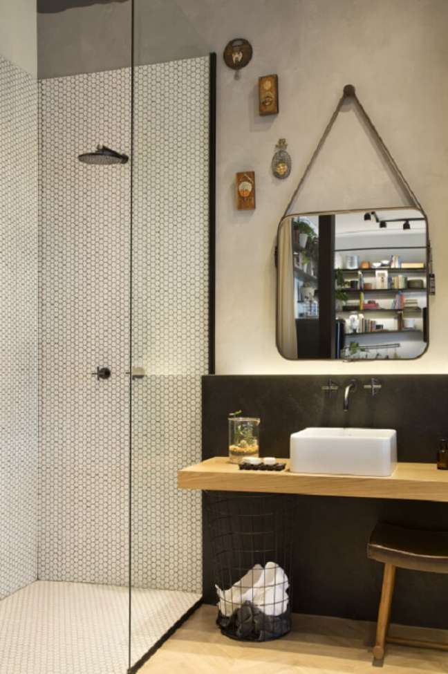 14. Banheiro moderno com chuveiro de parede e box de vidro – Foto DECA