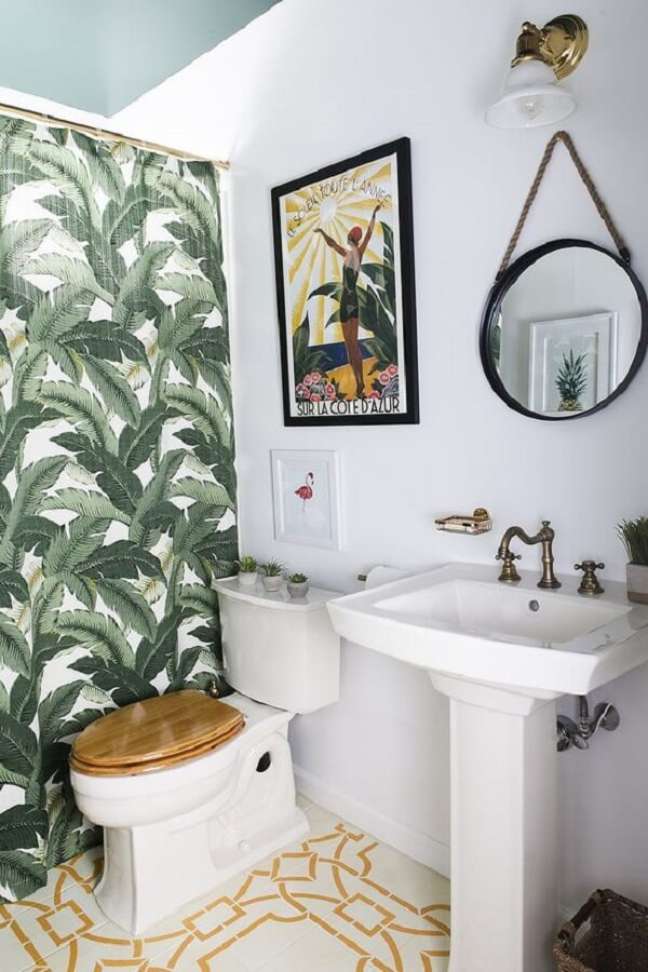 25. As folhas da cortina de box para banheiro trazem um toque tropical para o décor. Fonte: Jessica Brigham