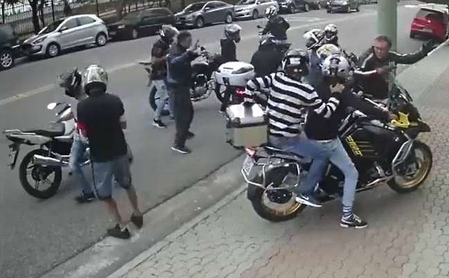 Gangue de 11 assaltantes rouba duas motos de luxo na zona leste de São Paulo; Polícia Civil investiga quadrilha, que seria responsável por outros crimes na região 