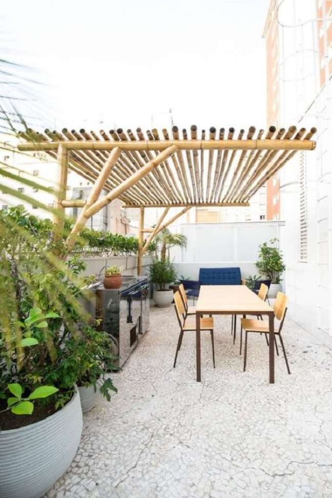1. Terraço com pergolado de bambu e mesa de madeira – Foto Grupo Espaço A