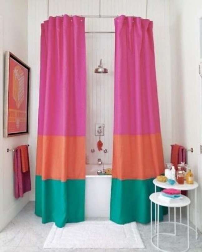 15. A cortina para box de banheiro colorida traz alegria para a decoração. Fonte: Conexão Decor