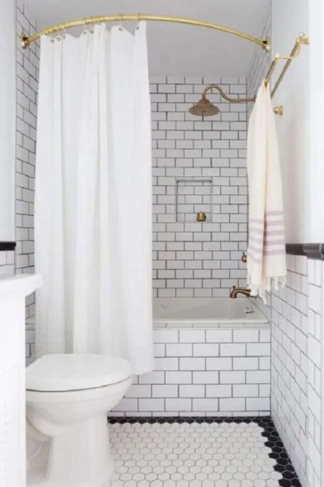 43. Modelo de cortina para box de banheiro com varão dourado. Fonte: Decoratorist