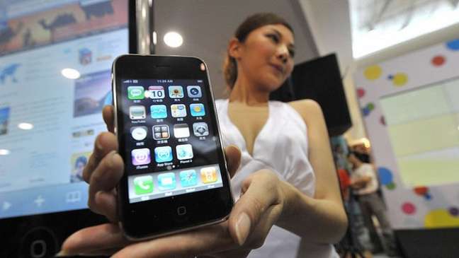 O iPhone 3G, lançado em 2008, foi o primeiro a trazer a App Store, a loja de aplicativos da Apple
