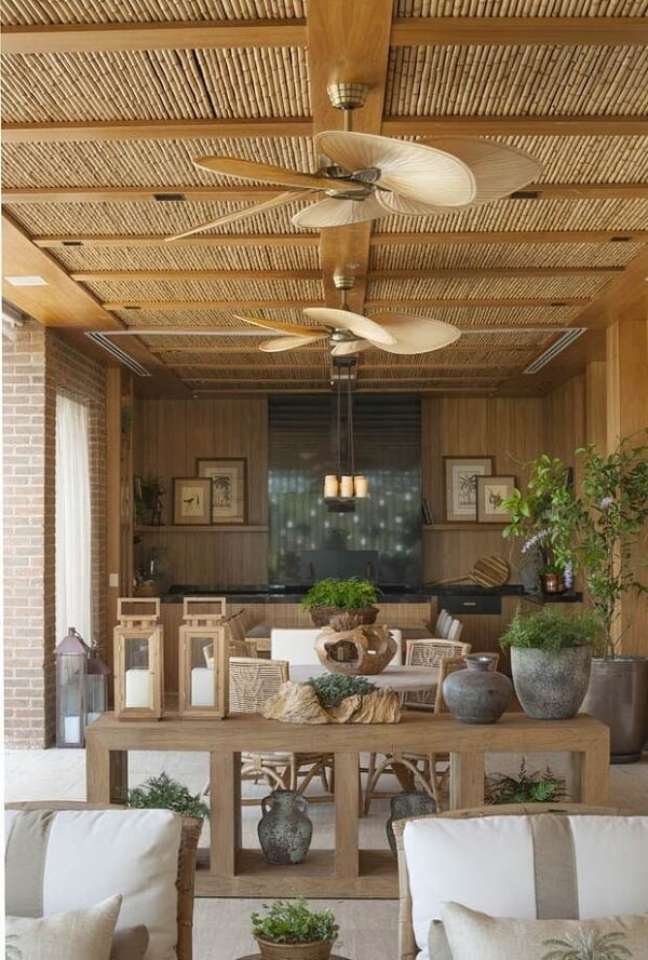 48. Decoração rústica com pergolado de bambu e sofás modernos – Foto Casa Tres Chic