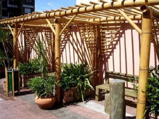 16. Pergolado de bambu para jardim moderno com banco de madeira – Foto Casa e Construção
