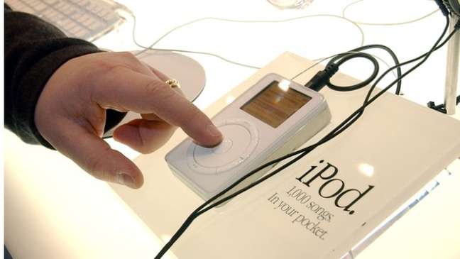 Em 2001, a Apple lançou o revolucionário iPod, que acomodava até 1 mil músicas para o usuário levar no bolso