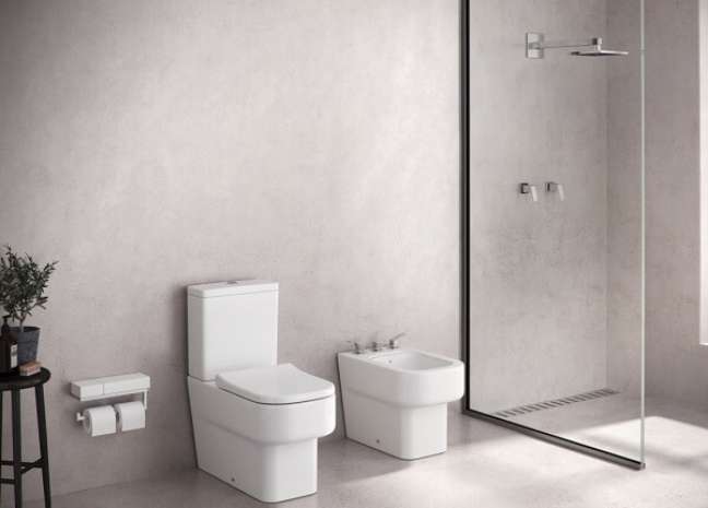 28. Banheiro moderno com diferentes tipos de chuveiro – Foto DECA