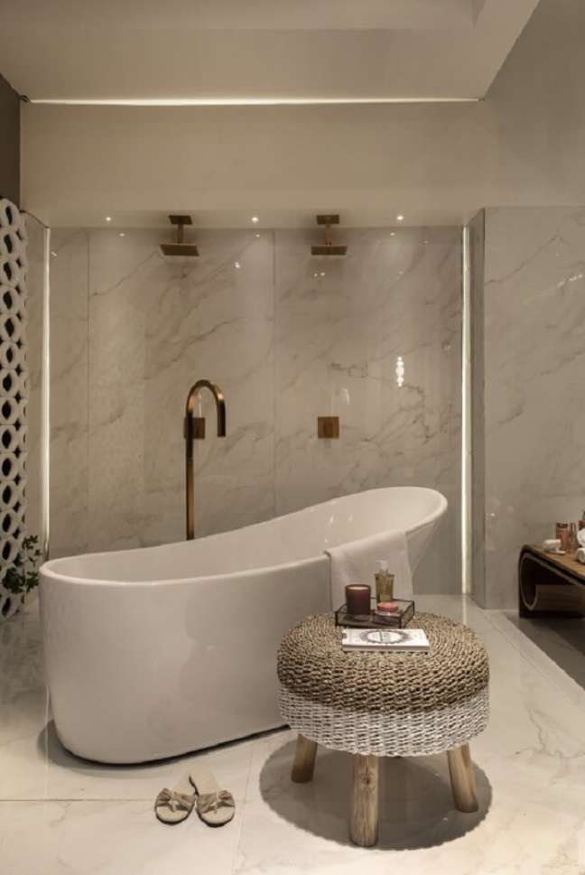 5. Banheiro com tipos de chuveiro de teto dourado – Projeto Felipe Araujo