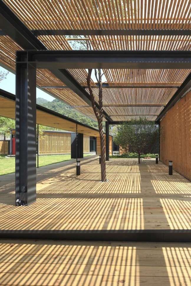 14. Pergolado de bambu para corredor de casas grandes – Foto ArchSD
