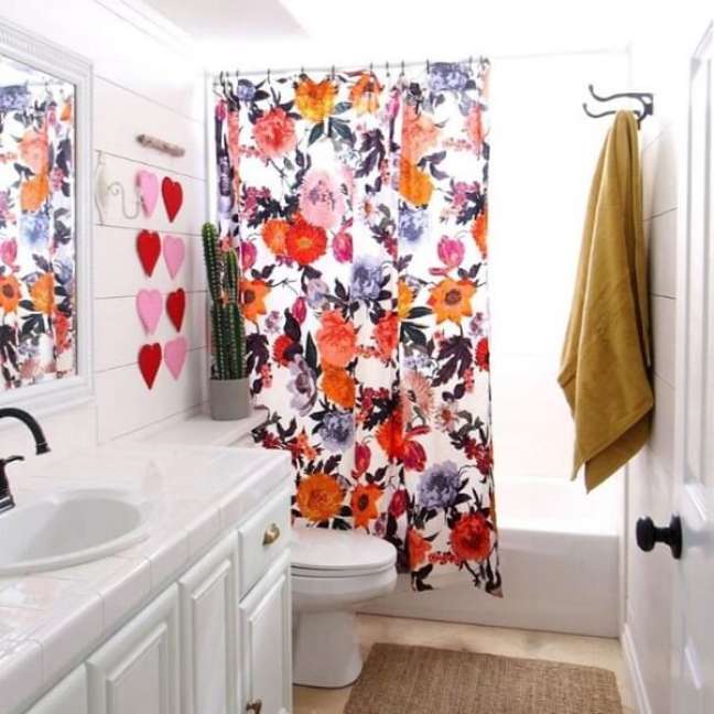 7. Box de cortina para banheiro com estampa floral. Fonte: Rave Interior Design