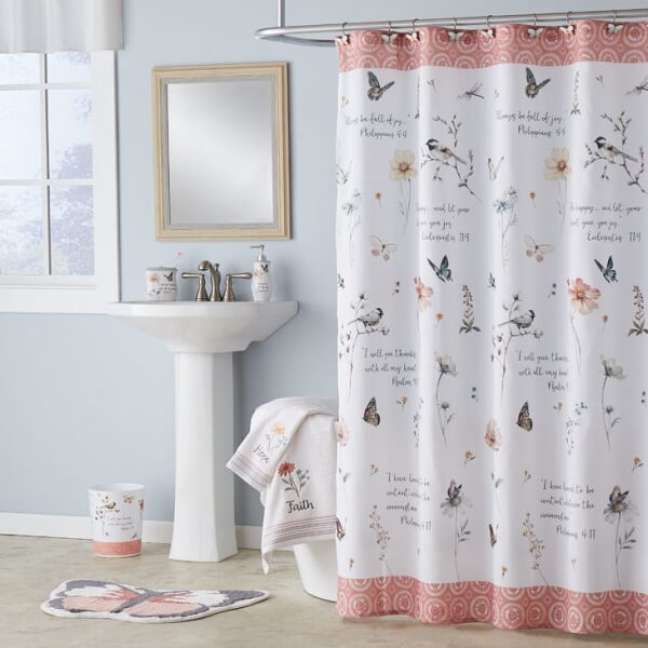23. Alguns modelos de cortina para box de banheiro trazem um toque delicado para o décor. Fonte: Walmart