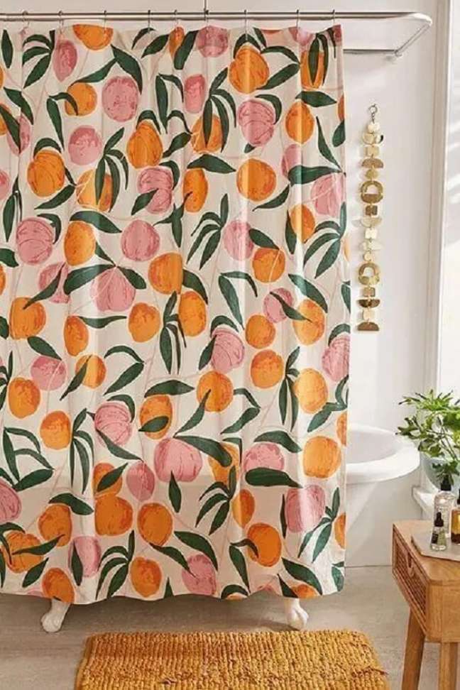 29. Aposte no frescor das frutas na hora de escolher o modelo de cortina para box de banheiro. Fonte: Urban Outfitters