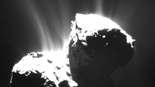 O cometa 67P/Churyumov-Gerasimenko foi orbitado e fotografado pela sonda europeia Rosetta