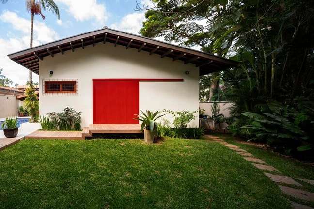 8. Ideia de casa branca com porta vermelha e jardim – Foto: Habitissimo
