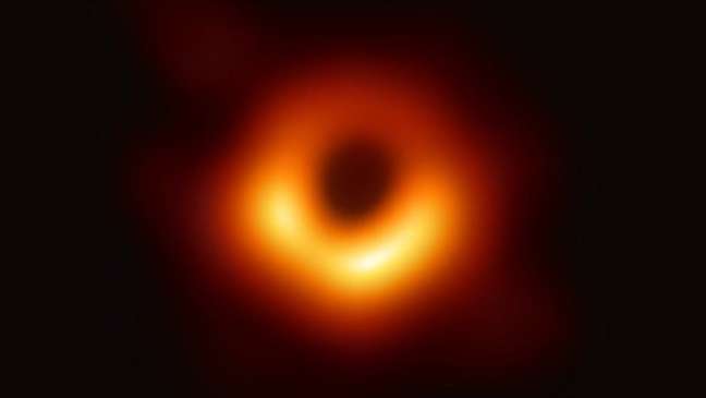 Oito telescópios foram usados para registrar a imagem do buraco negro no centro da galáxia Messier 87