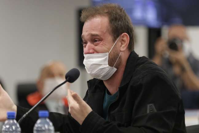 Elissandro Spohro depõe emocionado durante julgamento da tragédia da Boate Kiss