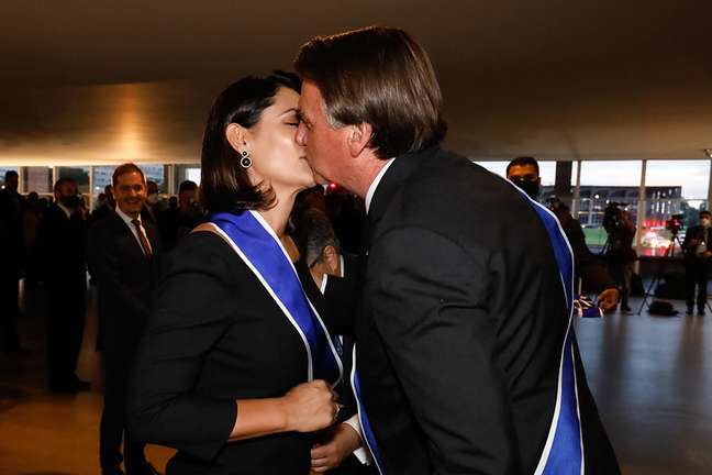 Michelle beija Jair Bolsonaro ao receber 3ª honraria das mãos do marido