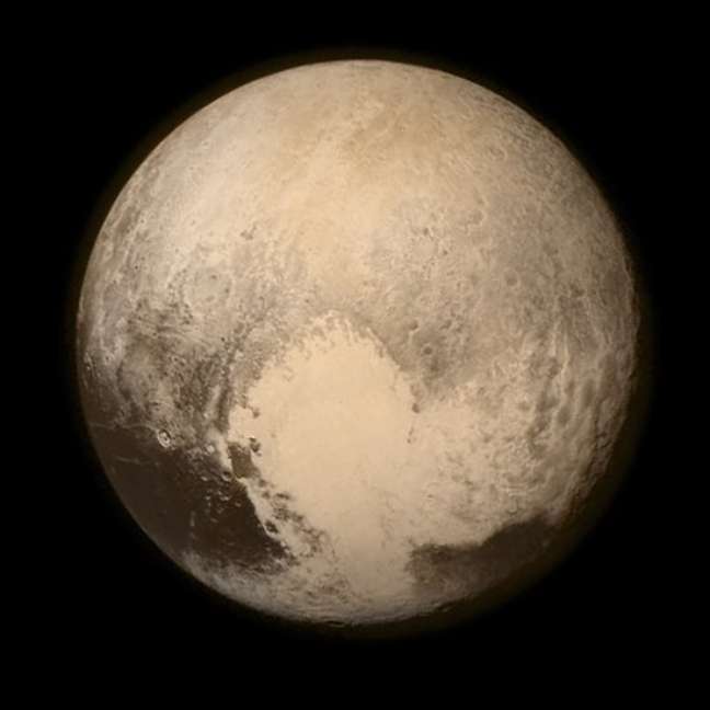 O registro de Plutão feito pela New Horizons revelou detalhes inéditos do agora planeta anão