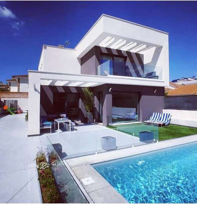 1. Projeto de casa moderna branca e cinza com piscina grande – Foto: Habitissimo