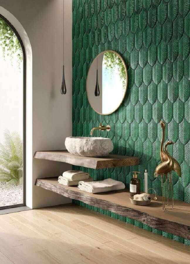 58. Revestimento 3D para decoração de banheiro verde com cuba rústica – Foto: Archiproducts