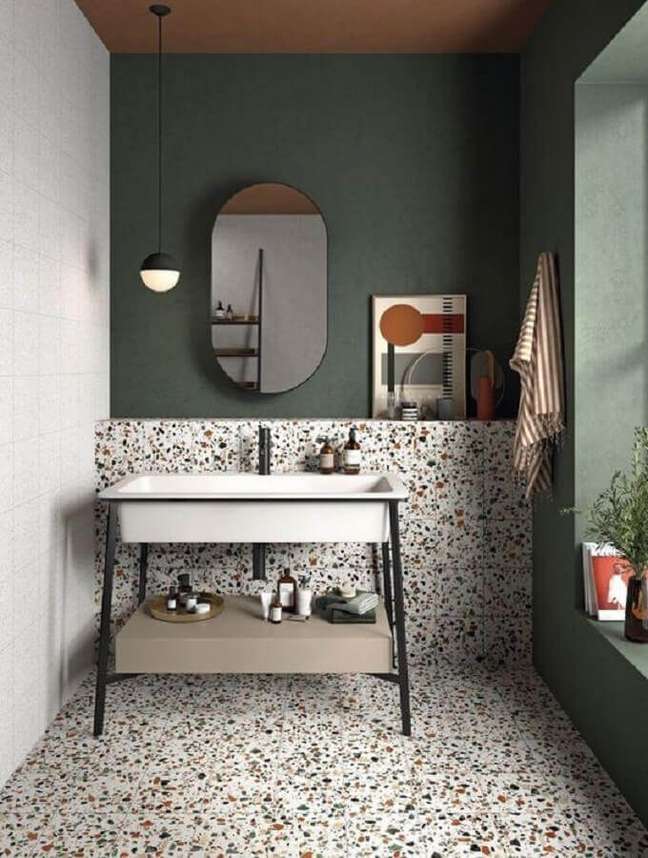 18. Banheiro verde escuro decorado com luminária redonda – Foto: Casa Vogue