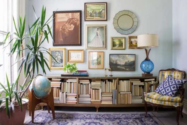 41. Sala de estar estilo vintage com luminária retrô – Foto Design Sponge