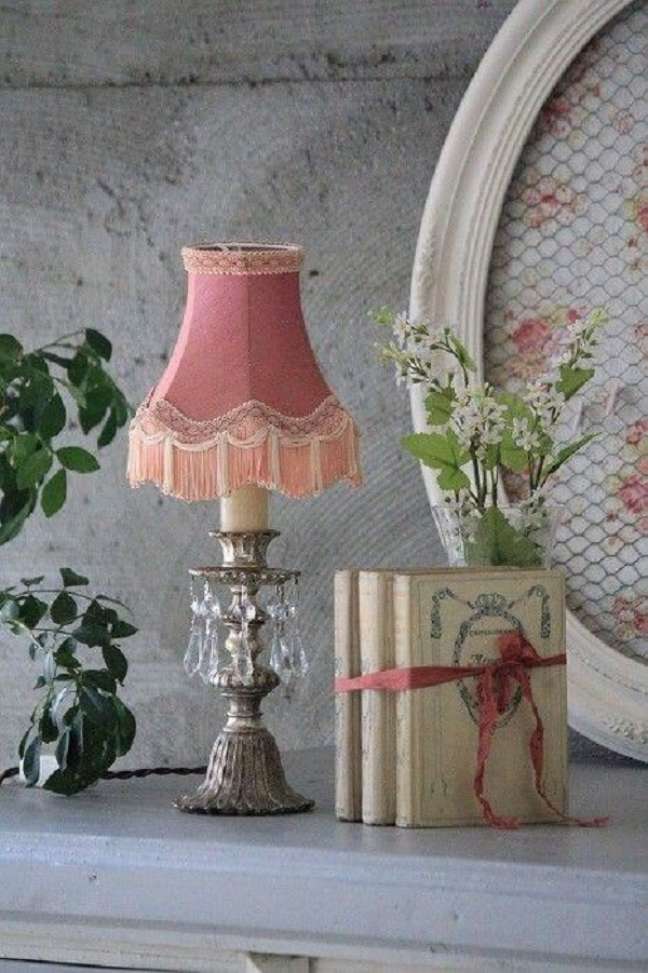 21. Decoração vintage com abajur retrô cor de rosa – Foto Warmed By Love