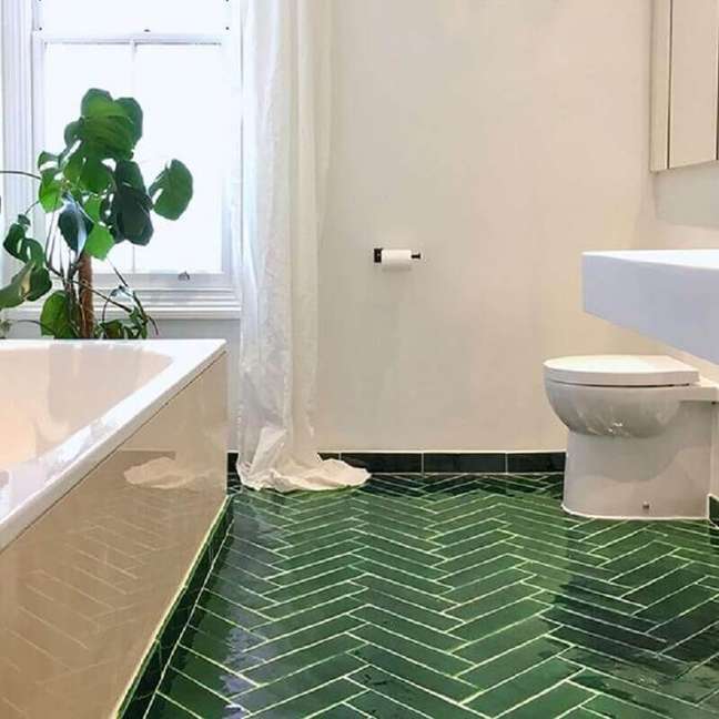 47. Decoração simples com piso para banheiro verde – Foto: Bert E May