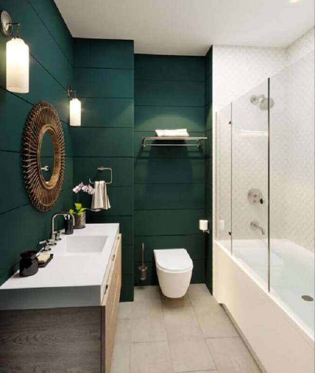 16. Banheiro verde e branco decorado com espelho redondo de madeira e arandela – Foto: Home Fashion Trend