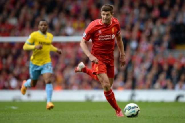 Gerrard em ação pelo Liverpool em 2015 (Foto: OLI SCARFF / AFP)