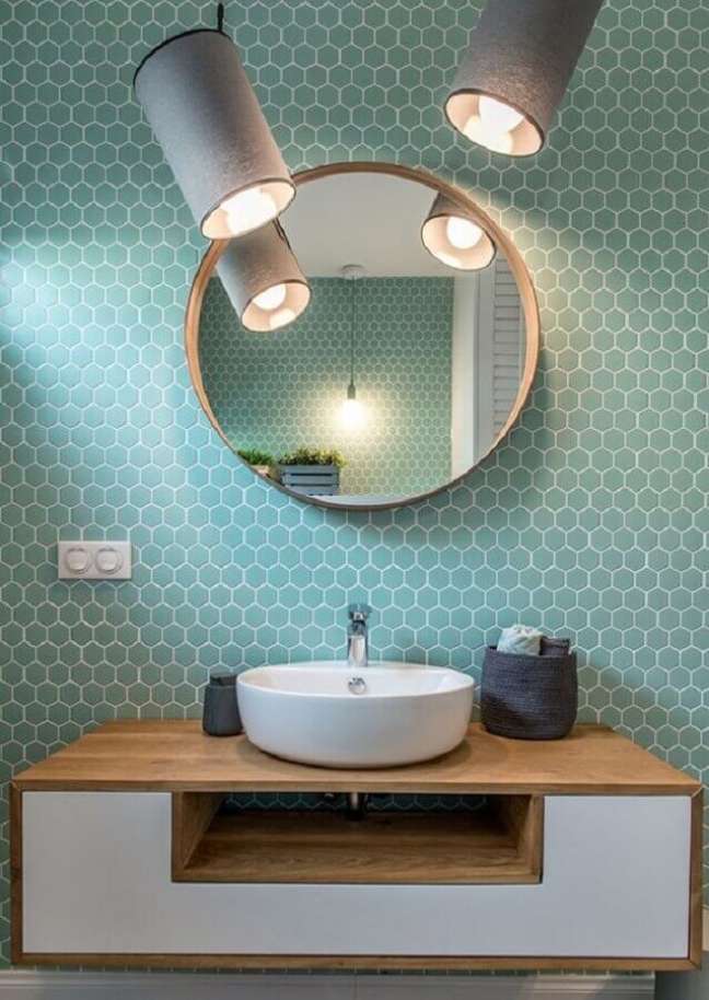 34. Decoração de banheiro verde água com pastilha hexagonal e espelho redondo – Foto: Home Fashion Trend