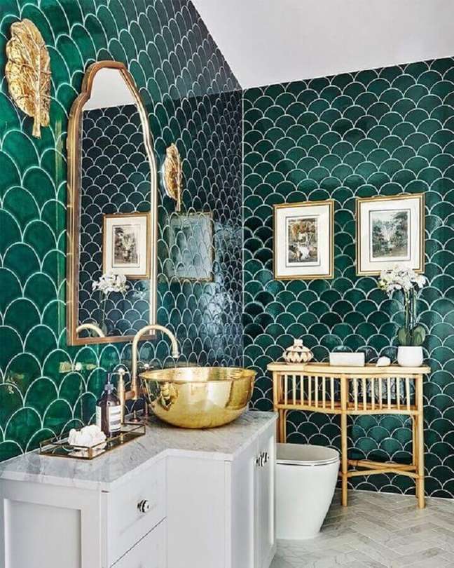 49. Decoração sofisticada para banheiro verde e branco com detalhes em dourado – Foto: Home Fashion Trend