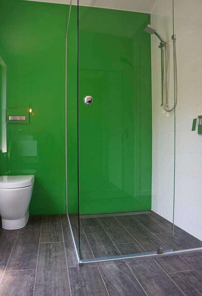 48. Decoração simples para banheiro verde com piso amadeirado – Foto: Houzz