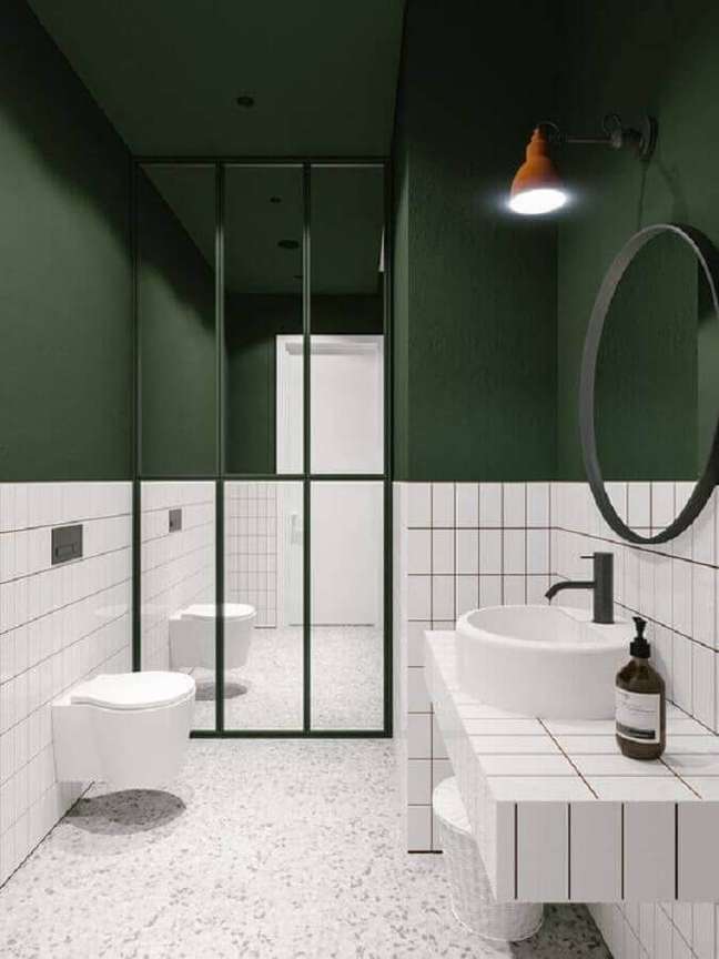 41. Decoração minimalista com espelho redondo para banheiro verde e branco – Foto: Futurist Architecture