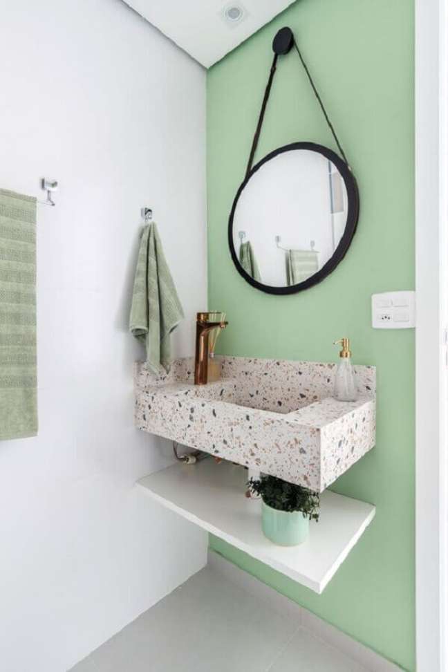 46. Decoração simples com espelho redondo para banheiro verde claro – Foto: Rúbia M. Vieira Interiores