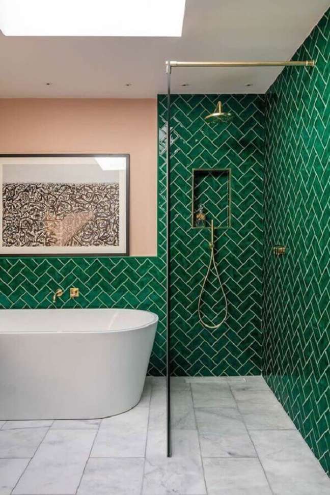 25. Decoração com banheira de imersão e revestimento verde para banheiro escuro Foto Houzz