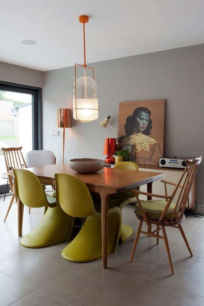47. Sala de jantar estilo vintage e cadeira verde e luminária retrô – Foto Maven Belfast