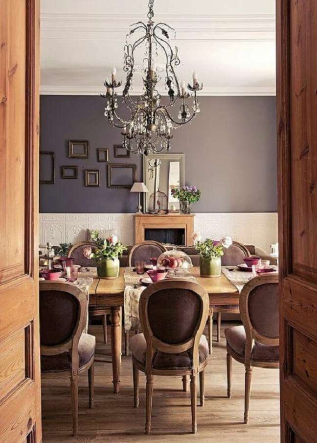 31. Mesa estilo provençal para sala de jantar rústica e chique iluminada com luminária retrô de ferro – Foto Nicety