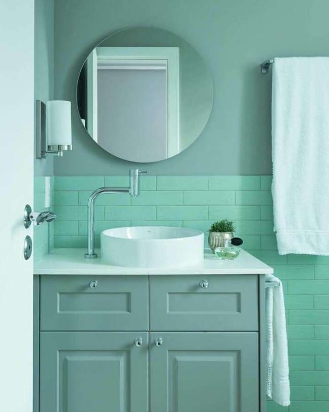 3. Decoração com espelho redondo para banheiro verde água – Foto: Studio Gabriel Bordin