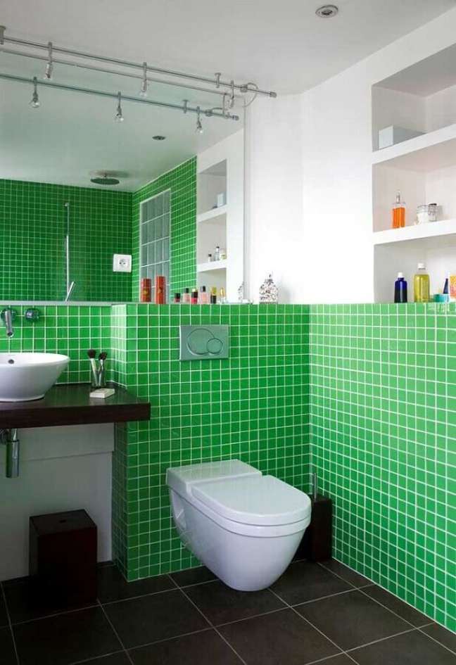 11. Decoração simples de banheiro verde e branco com nicho embutido – Foto: Decor Fácil