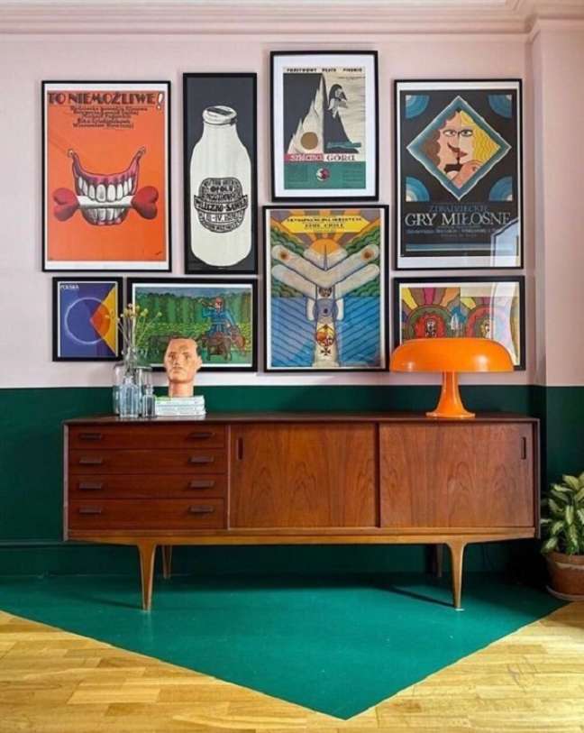 1. Sala colorida com luminária retrô na cor laranja – Foto Melanie Jade Design