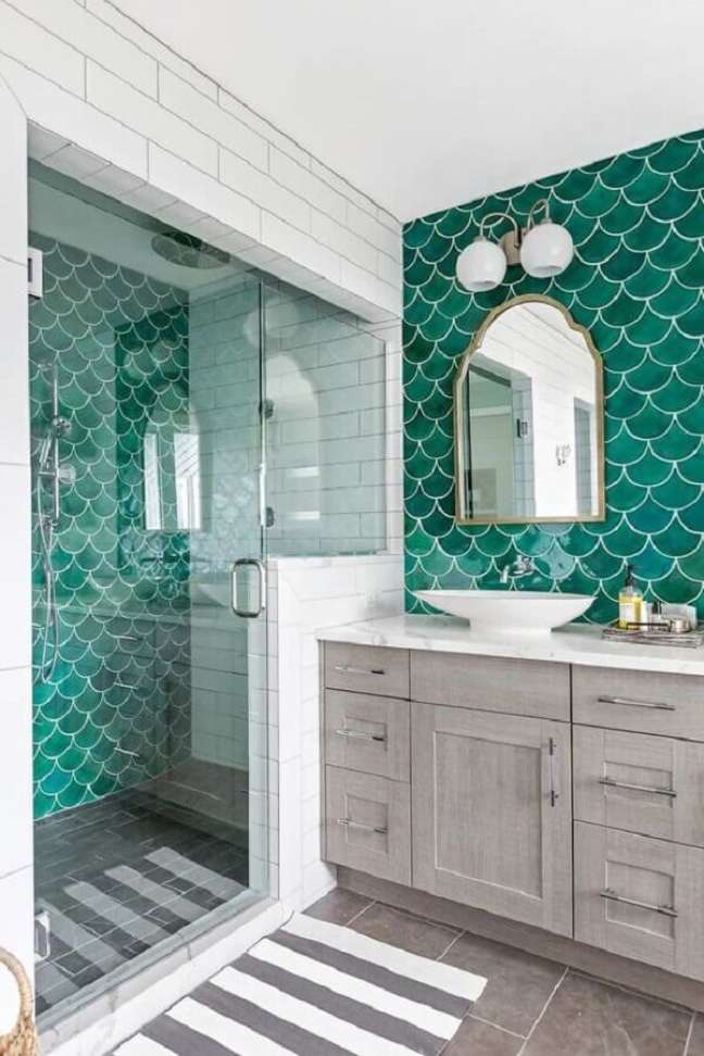 61. Revestimento verde para banheiro decorado com gabinete rustico e tapete listrado – Foto: Mercury Mosaics Handmade Tile